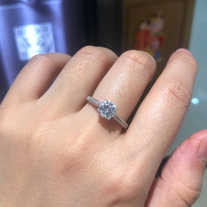 单头女戒S925银镀白金女戒定制选款主石莫桑钻1.0ct/副石高碳钻